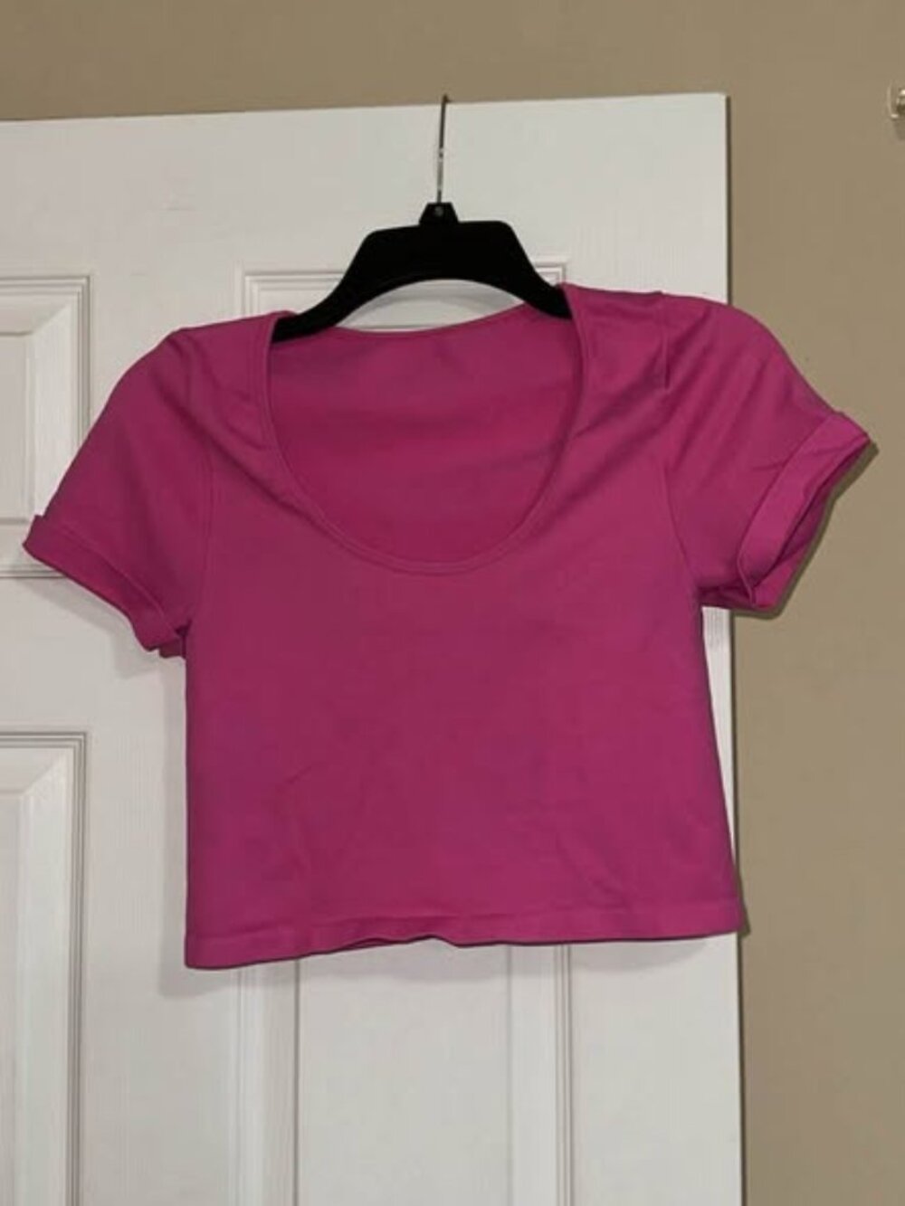 Women’s Scoopneck Cropped T-Shirt Size Medium